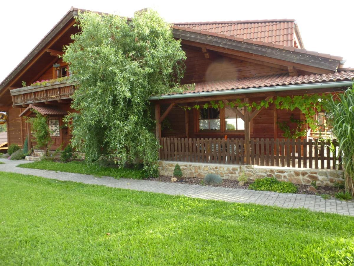 Restaurace Vraz Hotel Trhove Sviny Exterior photo