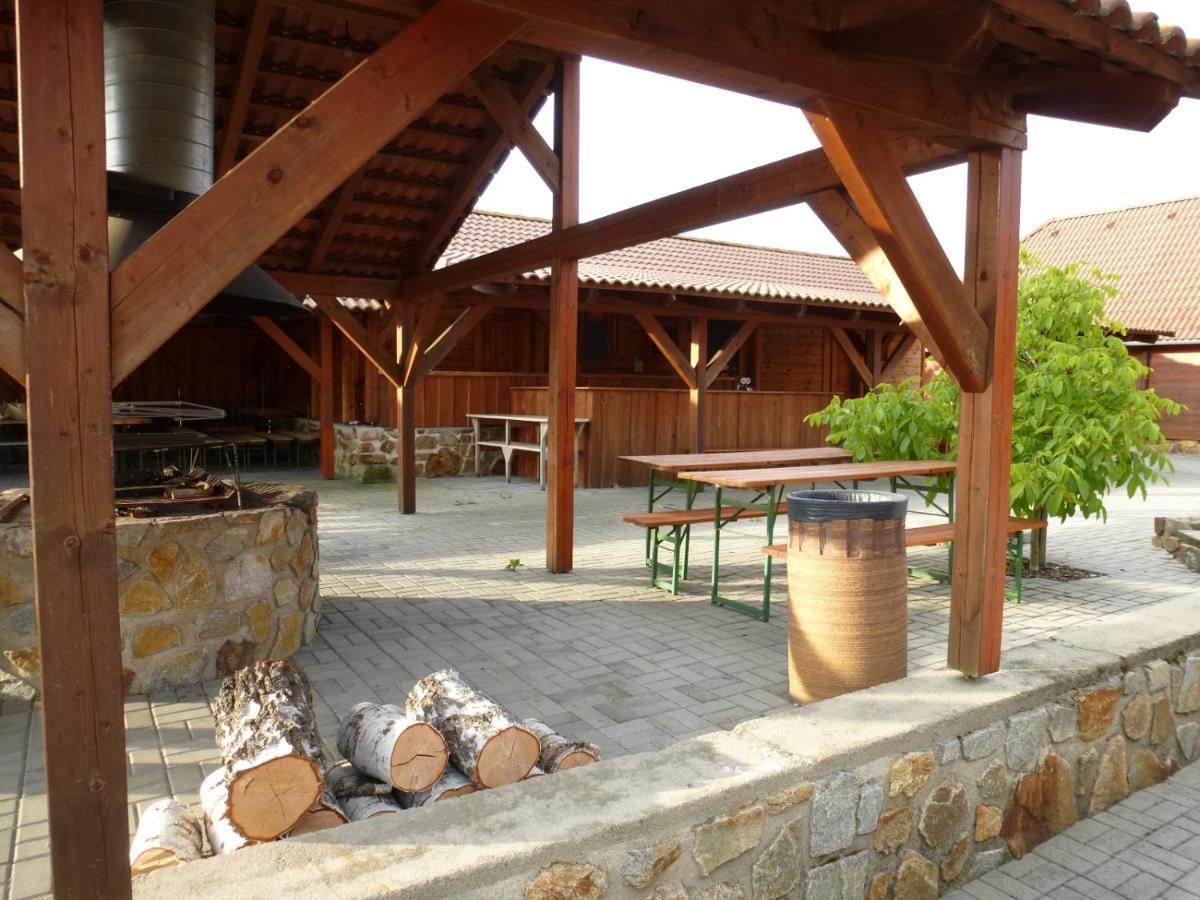 Restaurace Vraz Hotel Trhove Sviny Exterior photo